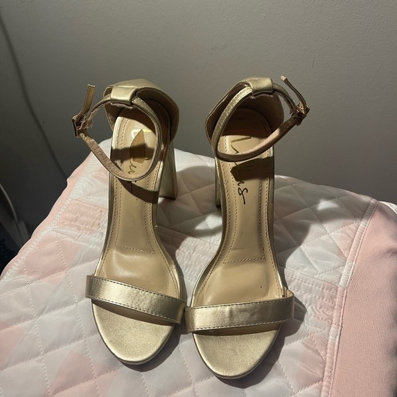 𝅺LULUS Gold Sandals - Picture 1 of 7